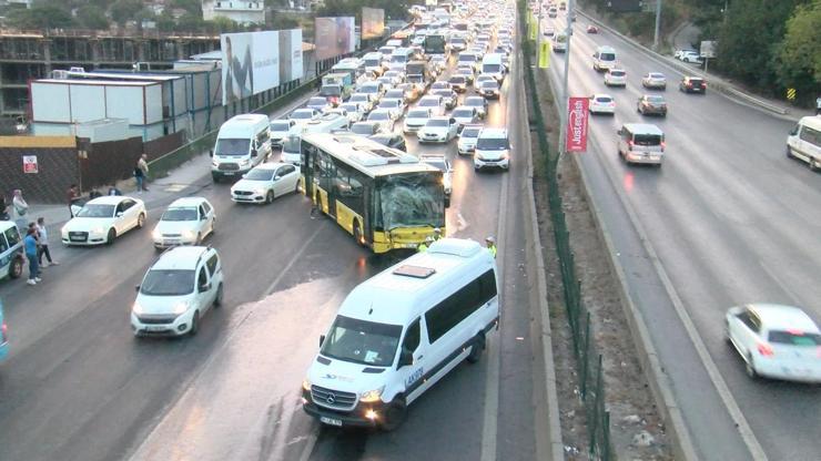 Kadıköyde trafiği kilitleyen kaza 2 şerit kapatıldı