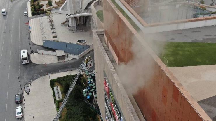 İstanbul Maltepede bir AVMde yangın