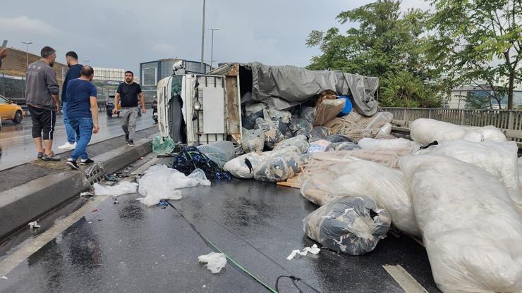 Küçükçekmecede kamyonet devrildi: Trafik kilit