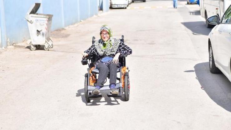 İrem, Halk Günü’nde talep edilen akülü sandalyesine kavuştu