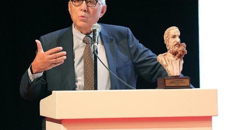 Ataol Behramoğlundan 100üncü yıl sürprizi