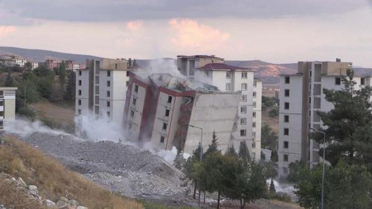 Kahramanmaraşta hasarlı binaların yıkımı sürüyor