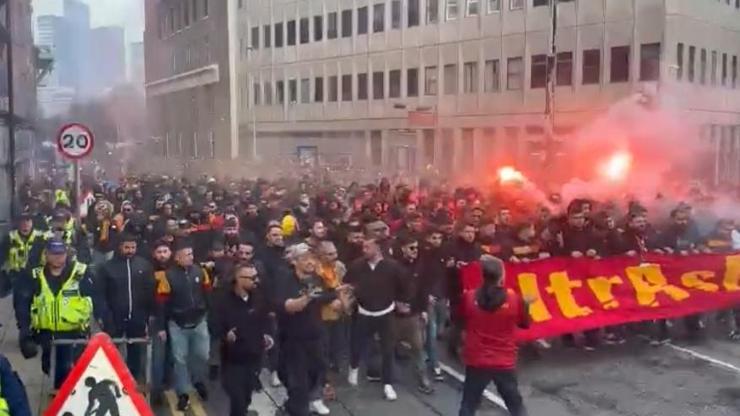 Galatasaray taraftarı Manchester sokaklarını inletti