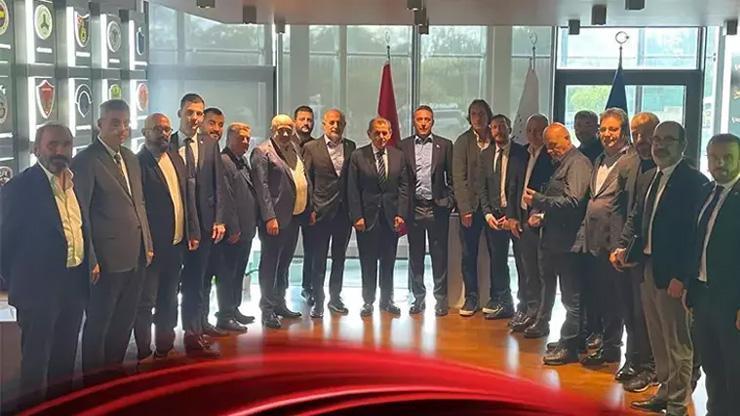 Dursun Özbek, Manchester zaferi sonrası Kulüpler Birliğinde ayakta alkışlandı