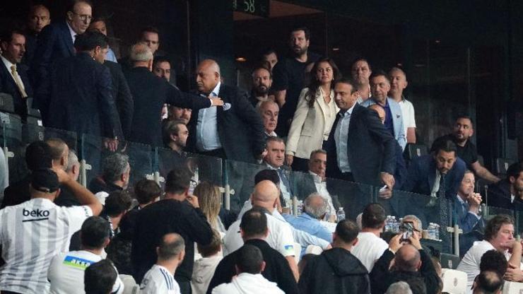 İstifaya davet edilen Beşiktaş yönetimi olağanüstü toplandı