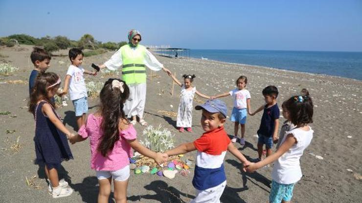 Minik öğrenciler kum zambaklarını koruyor