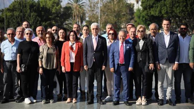 CHPnin yeni yönetiminden Atatürk Anıtına çelenk