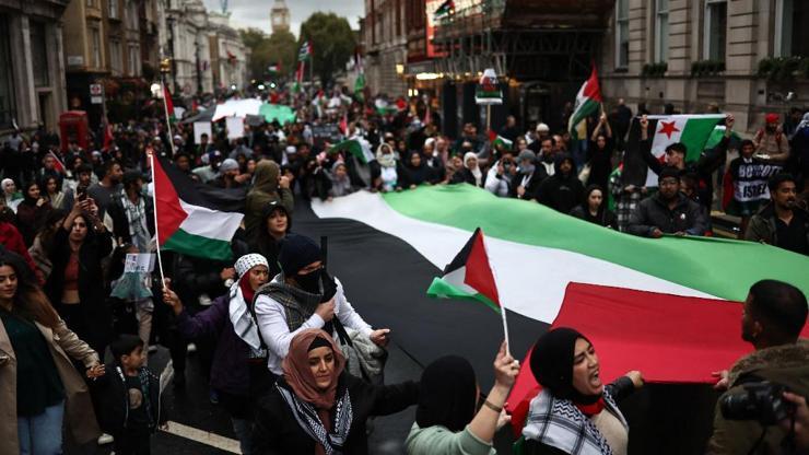 Londra’da 100 bin kişi Filistin için yürüdü
