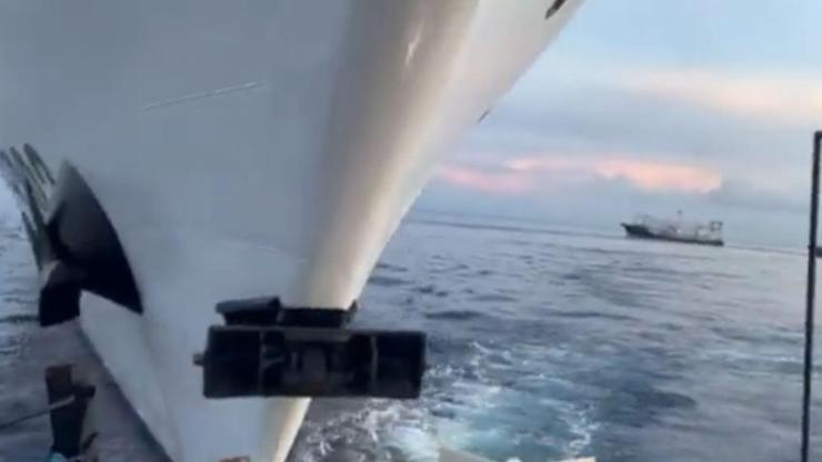 Çin’e ait gemi, Filipinler ikmal gemisine çarptı