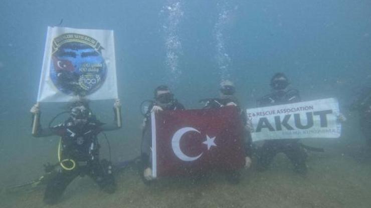 Cumhuriyetin 100üncü yılında su altında bayrak açtılar