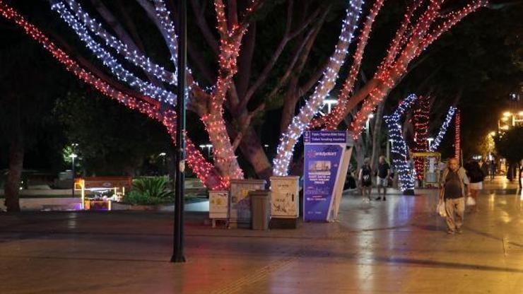 Konyaaltı Caddesi ışıl ışıl