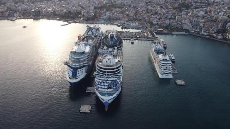 Kuşadasına üç gemiyle denizden toplam 6 bin 500 turist