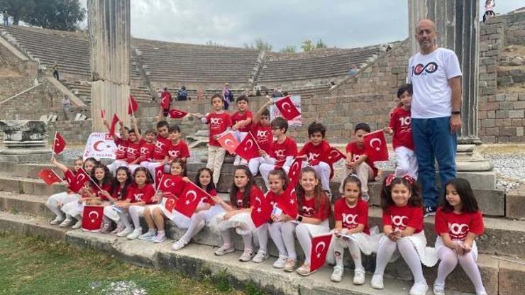 Bergama Asklepionda ilkokul öğrencilerinden tarihi kutlama