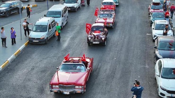 Bağcılarda Cumhuriyetin 100. yılında klasik otomobiller ile konvoy
