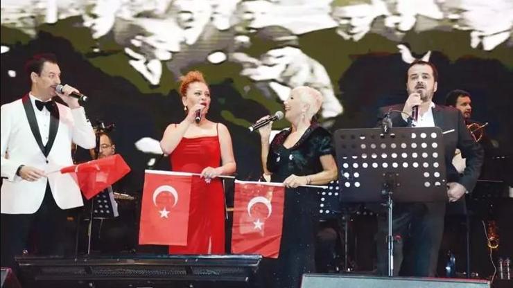 Kuruçeşme Açıkhava Konserleri’nde 29 Ekim Cumhuriyet Bayramı sevinci yaşandı