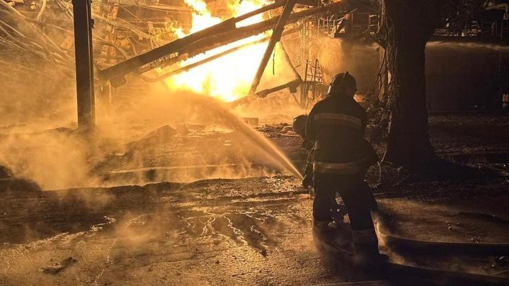 Rusya, Ukrayna’da petrol rafinerisini vurdu