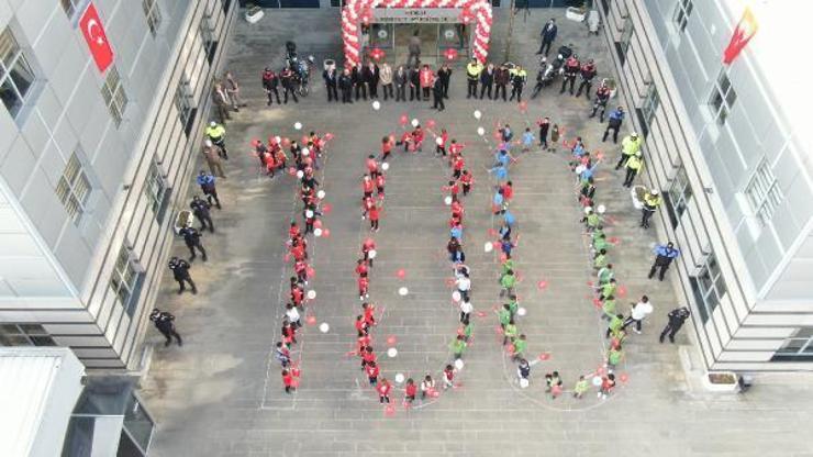 Polislerden öğrencilere 100’üncü yıl anısına 100 oyuncak