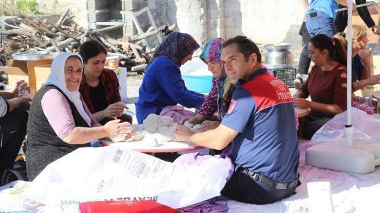 Kazada vefat eden itfaiye eri için mesai arkadaşları pişi dağıttı