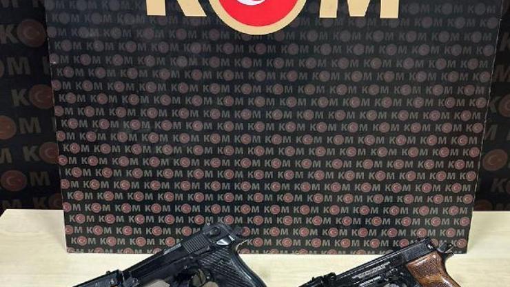 Durdurulan araçta ruhsatsız tabancalar ele geçirildi