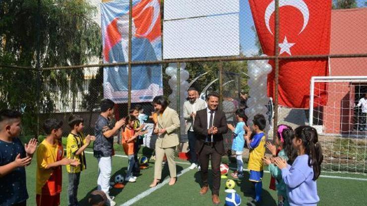 Silopi’de okulun bozulan beton sahası, halı sahaya dönüştürüldü