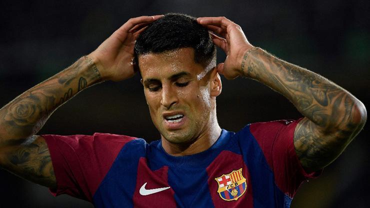 Manchester City, Cancelo için Barcelonadan 35 milyon euro istedi