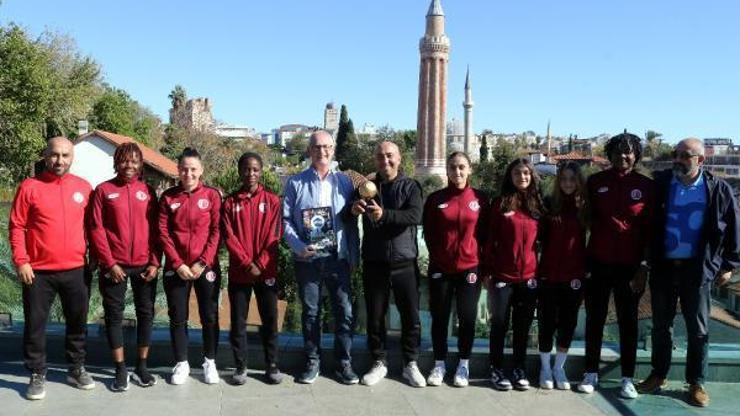 1207 Antalyaspor Kadın Futbol Takımına ödül