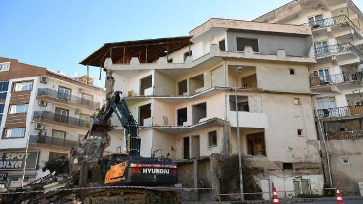 Kuşadasında hasarlı ve dayanıksız yapıların yıkım çalışmaları sürüyor
