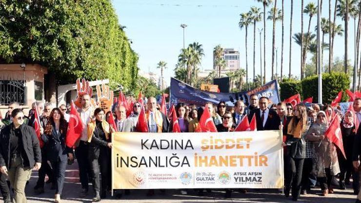 Mersinde kadına yönelik şiddete karşı farkındalık yürüyüşü