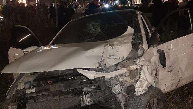 Bingölde otomobille ve hafif ticari araç çarpıştı: 3 yaralı