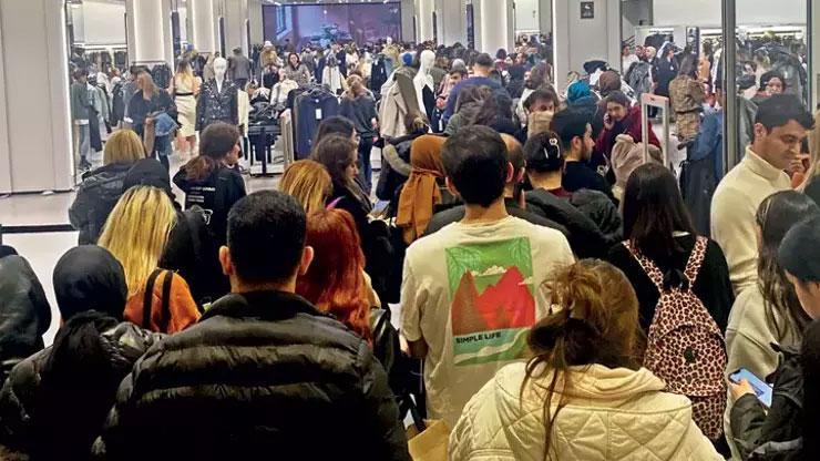 İndirim çılgınlığı Saatlerce kuyrukta beklediler