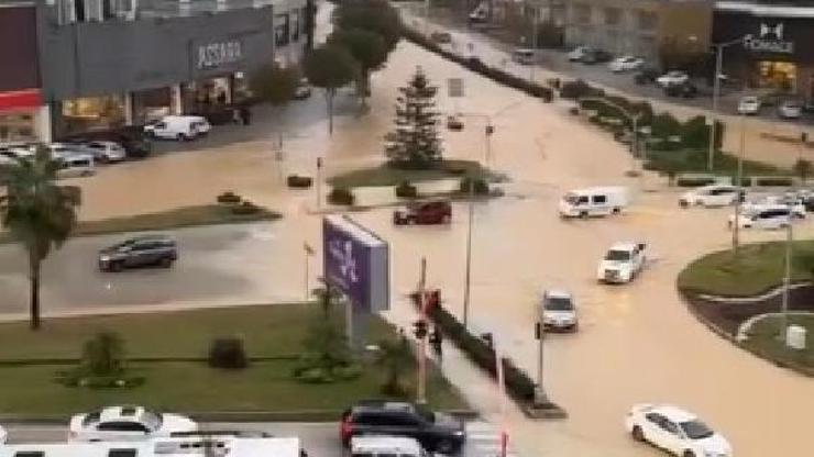 Adana’da su borusu patladı, kavşak göle döndü