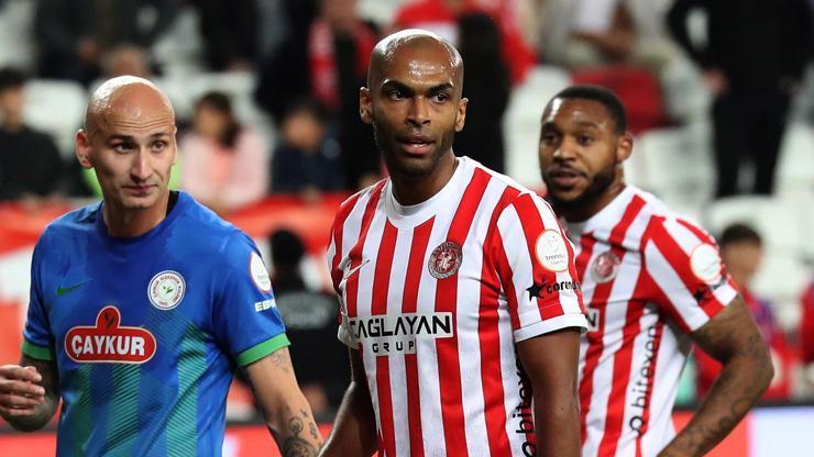 Oğlu ve kayınpederini kaybeden Naldo 80 gün sonra yeşil sahalara döndü