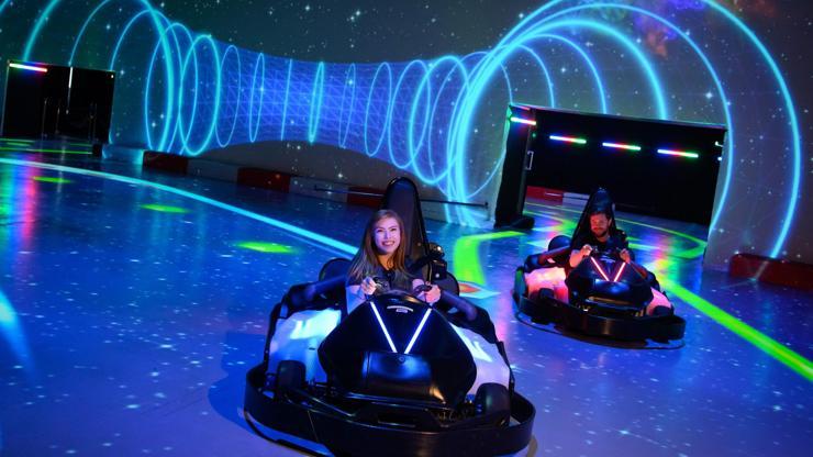Projektörler Karting deneyimini sunmak için kullanıldı