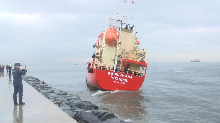 Zeytinburnunda karaya oturan gemi kurtarıldı