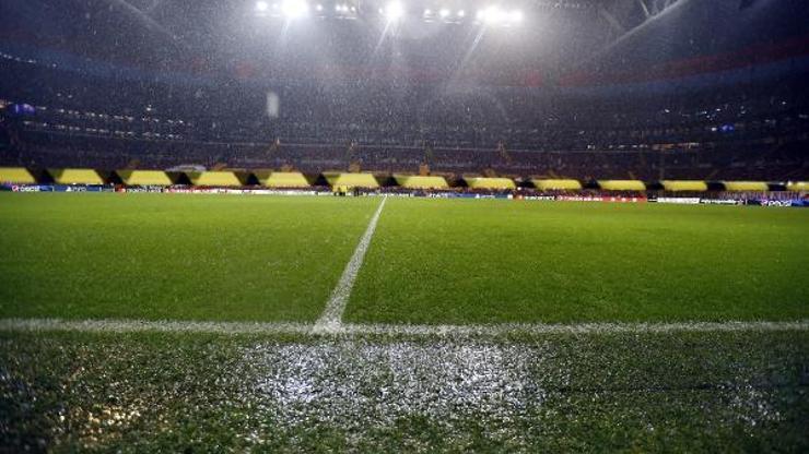 Galatasaray-Manchester United maçı ertelendi mi Zeminin durumu nasıl
