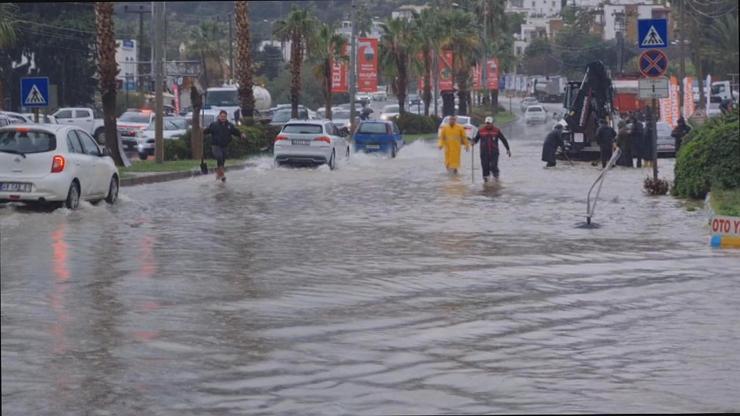 Bodrumda sağanakta cadde ve sokaklar göle döndü