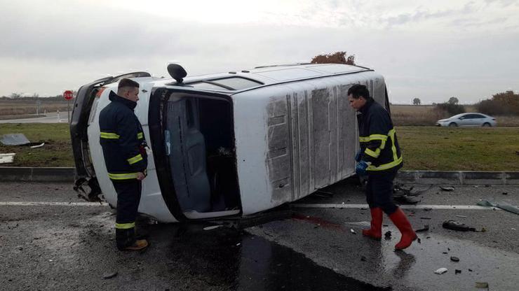 Kırklarelide otomobil ile minibüs çarpıştı: 1 ölü, 2 yaralı