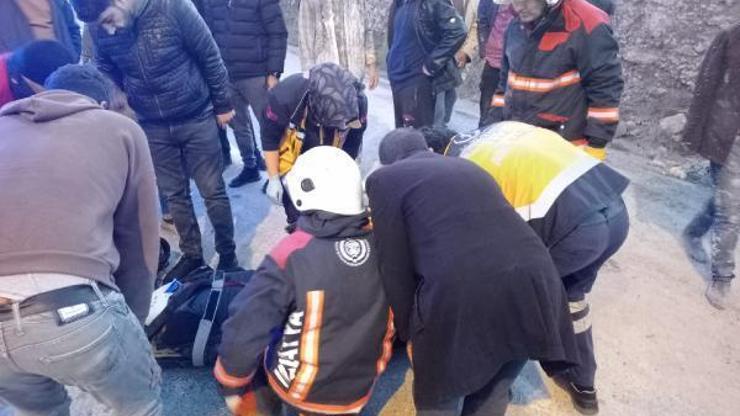 Hafif ticari araçla motosiklet çarpıştı: 2 yaralı