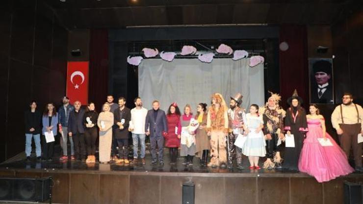 Kars’ta 12 yıl önce kapatılan tiyatro topluluğu yeniden sahne aldı