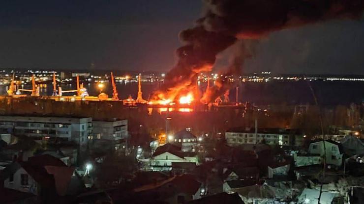 Ukrayna: Vurulan Rus gemisi artık bir denizaltı