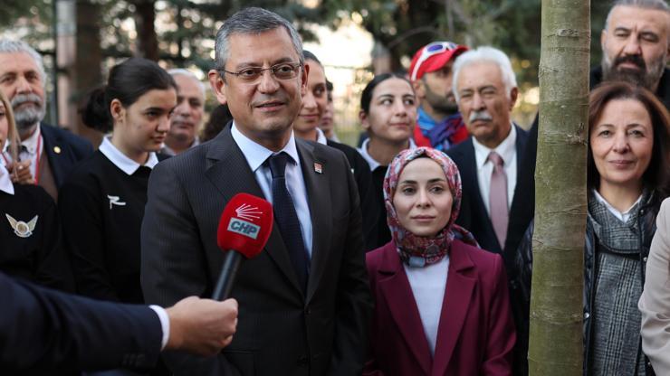 Özgür Özel, parti genel merkezinin bahçesine çınar ağacı dikti