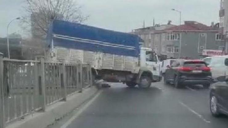 Kaza yapan kamyon şoförü kapı açılınca yola savruldu