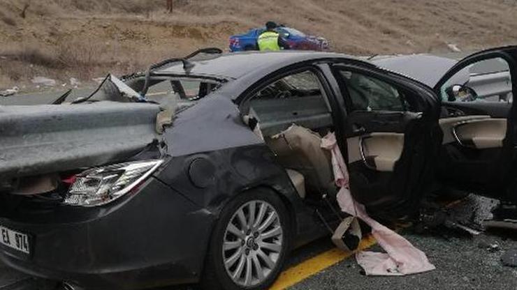 Otomobil bariyere ok gibi saplandı: 1 ölü, 1 yaralı