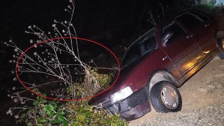 Kontrolden çıkan otomobil, çalılara takılarak dereye düşmekten kurtuldu