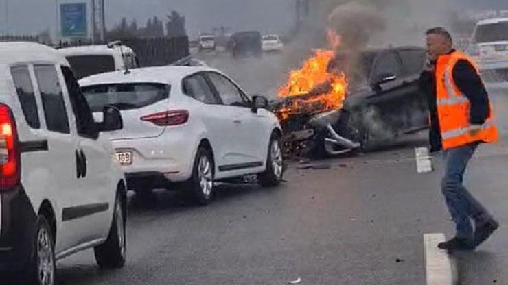 Feci kaza sonrası araç alev aldı: Saniyelerle kurtuldu