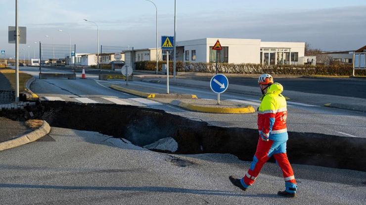 Yer yarıldı, içine girdi İzlanda kayıp işçiyi arıyor