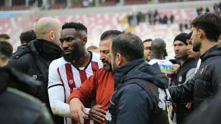 Bülent Uygundan tepki: Benim futbolcuma parmağınla vurarak konuşamazsın