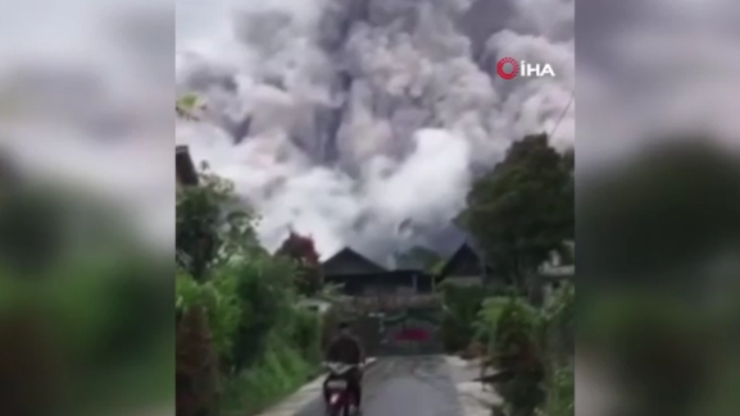Endonezya’da Merapi Yanardağı yeniden faaliyete geçti