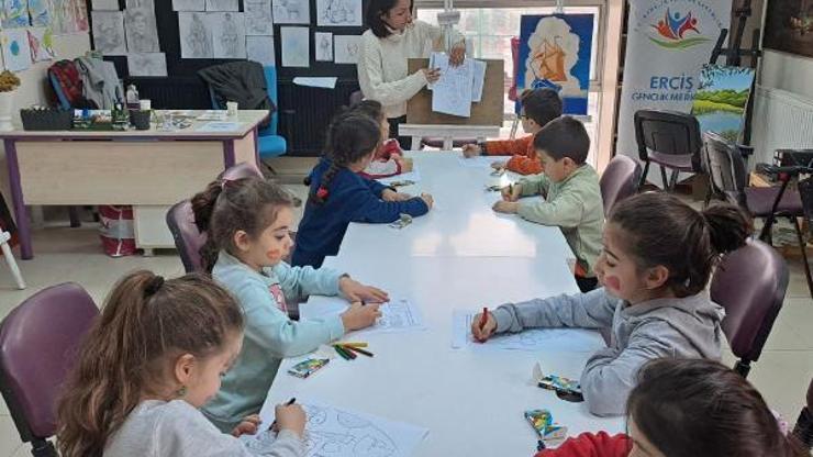 Ercişte öğrenciler yarıyıl tatilinde hem eğitim alıyor hem eğleniyor