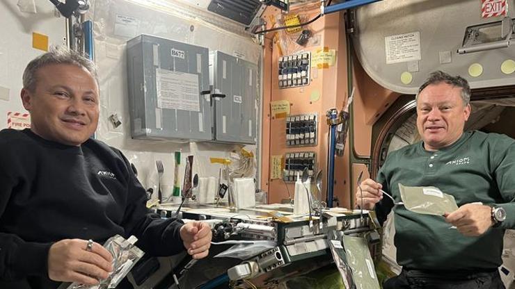 İlk Türk astronot ile yemek keyfi Bakan Kacırdan afiyet olsun paylaşımı